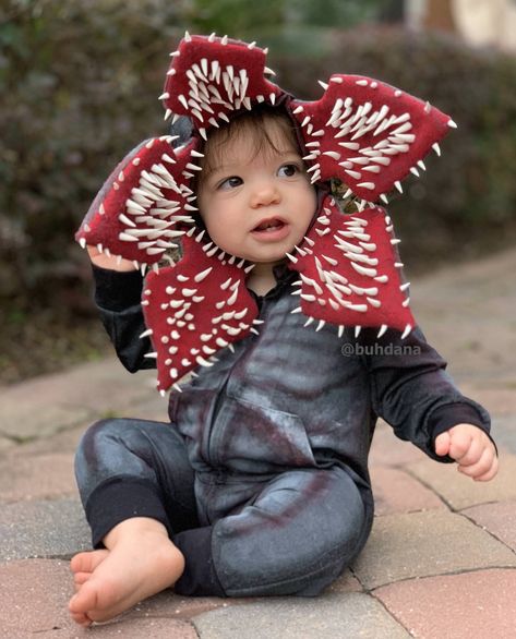 Baby Demogorgon Baby’s First Halloween Family Costume, Dog Demogorgon Costume, Cute Demogorgon, Diy Demogorgon Decoration, Diy Demogorgon, Demogorgon Costume, Baby Halloween Costume Ideas, Unique Halloween Costume Ideas, Stranger Things Halloween Costume