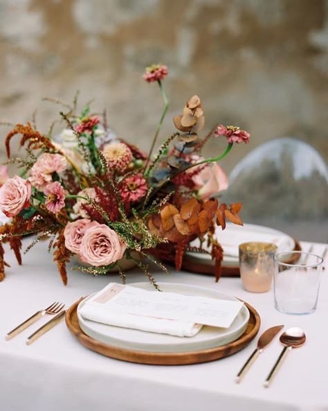 Fall Tablescape Designs Terracotta Wedding Flowers, Wedding Flowers Inspiration, Autumn Wedding Decor, Grass Centerpiece, Evergreen Flowers, Fall Wedding Tables, Terracotta Wedding, Fall Tablescapes, Thanksgiving Table Settings