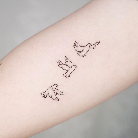 Doves Tattoo, Small Dove Tattoos, Hen Tattoo, Robin Tattoo, Small Bird Tattoos, Bird Tattoo Meaning, Hawk Tattoo, Dove Tattoos, Flying Bird Tattoo