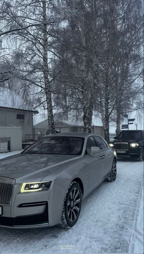 Cars Dubai, Rolls Royce Wallpaper, Wealthy Lifestyle Luxury, Wealthy Life, Dubai Aesthetic, Wealthy Lifestyle, Winter Car, Luxurious Cars, Luxury Winter