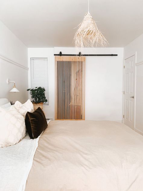 Scandinavian design wood slat barn door Wooden Room Dividers, Wooden Room, Furniture Outdoor, Wood Slats, Closet Design, Diy Outdoor Furniture, Minimalist Bedroom, Tv Wall, Small Living