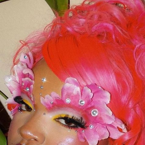 Sugarpill Cosmetics on Instagram: "@tiaynnaa bringing us springtime in December! She created her whimsical flower look with the help of Buttercupcake matte yellow eyeshadow 💛 #sugarpill #yelloweyeshadow #fairymakeup #fairycore #ravemakeup" Spring Avant Garde Makeup, Avant Garde Makeup Creative, Tulip Makeup, Media Makeup, Yellow Eyeshadow, Makeup Creative, Whimsical Flower, Sugarpill Cosmetics, Witch Makeup