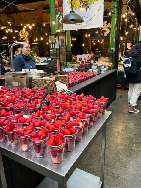 Borough Market London Strawberries, London Markets Borough, Borough Market London Aesthetic, Food In London Aesthetic, London Borough Market, Camden Market Food, London Aesthetic Summer, Living In London Aesthetic, Camden Market London