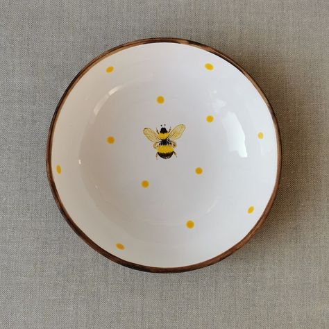 Ceramics Bowl Ideas, Ceramic Plate Painting, Pottery Crockery, Aesthetic Plates, Cute Art Ideas, Bee Plates, Dish Collection, Bee Cute, Diy Pottery Painting