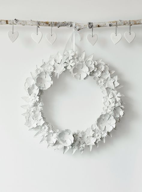 Unique Christmas Wreaths, Metal Christmas Wreath, Ceramic Christmas Decorations, Creative Wreaths, White Christmas Wreath, Modern Wreath, Visual Merchandising Displays, Christmas Look, Paper Wreath