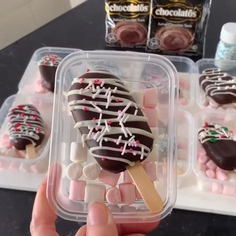 Christmas Cake Idea, Chocolate Cake Pops [Video] | Makanan natal, Ide makanan, Resep kue yang mudah Business Ideas Food, Cakesicles Ideas, Resepi Biskut, Resipi Kek, Chocolate Covered Strawberries Bouquet, Chocolate Cake Pops, Resep Cake, Cake Pop Decorating, Chocolate Covered Treats