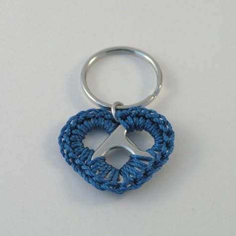 crochet heart keychain.. soda tabs Aunt Linda! I still have some of yours @Linda Bruinenberg Page Pop Top Crafts, Lon Bia, Soda Tab Crafts, Pop Can Tabs, Can Tab Crafts, Pop Tab Crafts, Soda Tab, Soda Can Crafts, Soda Tabs