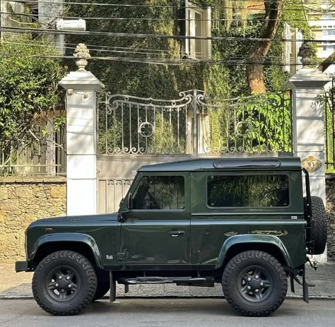 Green Land Rover Defender, Green Range Rover, Old Range Rover, Green Land Rover, Vintage Land Rover, British Country Style, Green Land, Legendary Pictures, Land Rover Defender 90