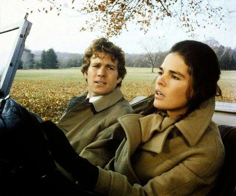 Love story Ali Macgraw Love Story, Film Love Story, Love Story Movie, Ali Mcgraw, Film Cult, Iconic Christmas, Ryan O'neal, Ali Macgraw, Film Netflix