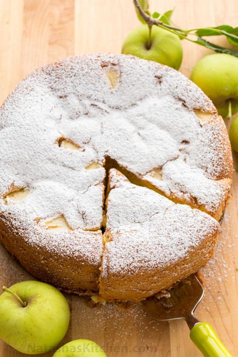 Apple Cake Sharlotka (VIDEO) - NatashasKitchen.com Apple Sponge Cake, Easy Apple Cake Recipe, Apple Cake Recipe Easy, Easy Apple Cake, Apple Cake Recipe, American Cake, Zucchini Cake, Yummy Dessert, Apple Cake Recipes