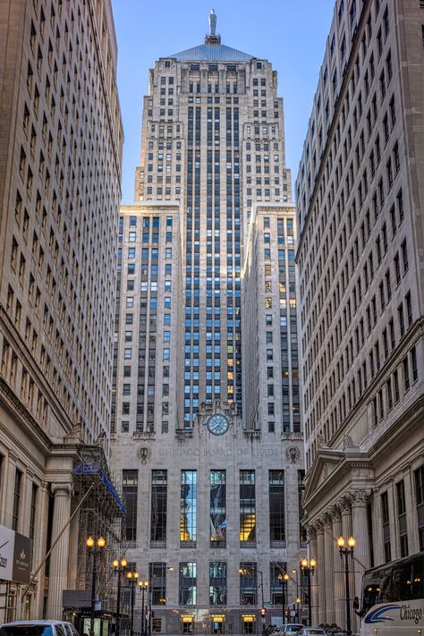 Modern Classical Architecture, Chicago Board Of Trade, 1920s Architecture, Architecture Photography Buildings, Chicago Buildings, Architecture Drawing Presentation, Building Photography, Deco Architecture, Architecture History