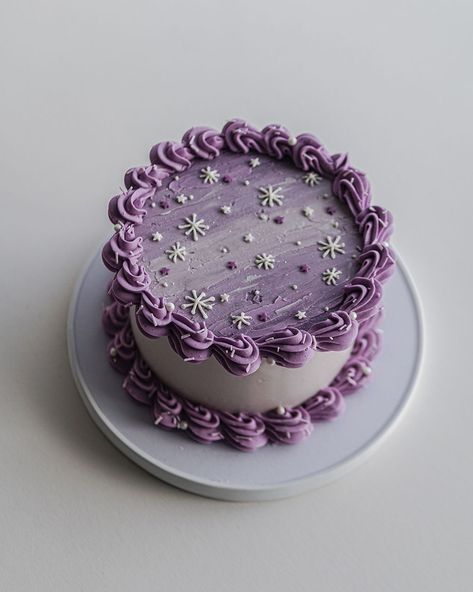 Kitsch Wedding Cakes: 17 Instagram-Worthy Wedding Cakes Funky Cake Designs, Cute Purple Cake, Cake Ideas Purple, Purple Vintage Cake, Kitsch Cake, Purple Flower Cake, Purple Birthday Cake Ideas, Lavender Cakes, Celestial Cake