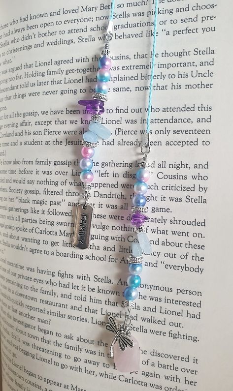 Bookmarks Diy Beads, Bead Bookmarks Diy, Book Charms Diy, Beaded Book Marks Diy, Charm Bookmark Diy, Homade Book Marks, Bookmarks With Charms, Beaded Book Marks, Bead Bookmark Diy