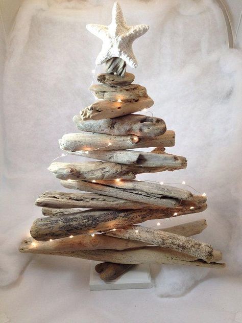 Sólo con dar una vuelta por el bosque o algún parque cercano vamos a poder hacer todos estos DIY navideños. Unusual Christmas Trees, Jul Diy, Driftwood Christmas Tree, Coastal Christmas Decor, Beachy Christmas, Driftwood Projects, A White Christmas, Driftwood Decor, Driftwood Crafts