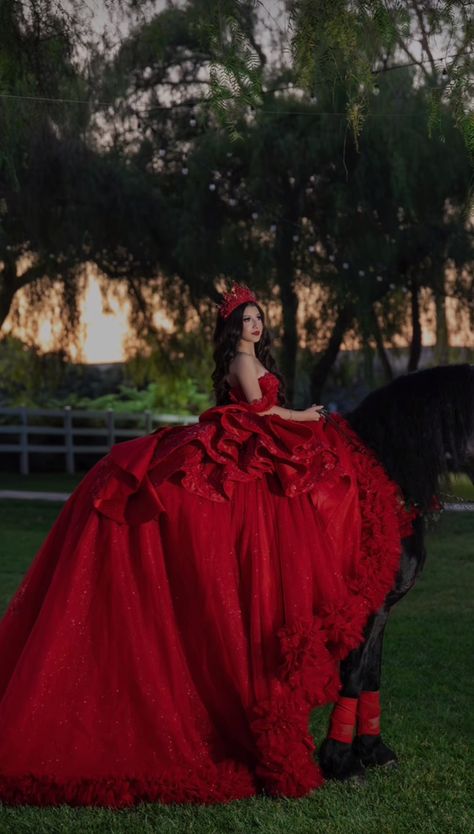 Red Quince Dress, Quince Photoshoot Ideas, Red Quinceanera Ideas, Quince Pictures, Quinceanera Dresses Red, Quinceanera Dresses Gold, Mexican Quinceanera Dresses, Quinceanera Themes Dresses, Charro Quinceanera Dresses