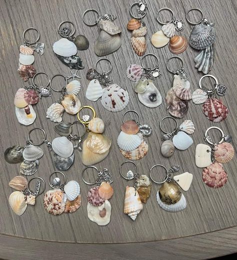 Sea Shell Keychain Diy, Mermaid Keychain Diy, Seashell Keychain Diy, Mermaid Money, Seashell Art Diy, Shell Ideas, Shells Diy, Shell Crafts Diy, Diy Jewelry Unique