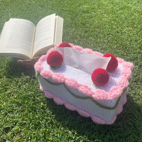 Crochet Tissue Box Cover Cake, Crochet Cake, Quirky Home, Sweet Accessories, Crochet Cover, Crochet Weaves, Quirky Home Decor, Delicious Cake, Cake Cover