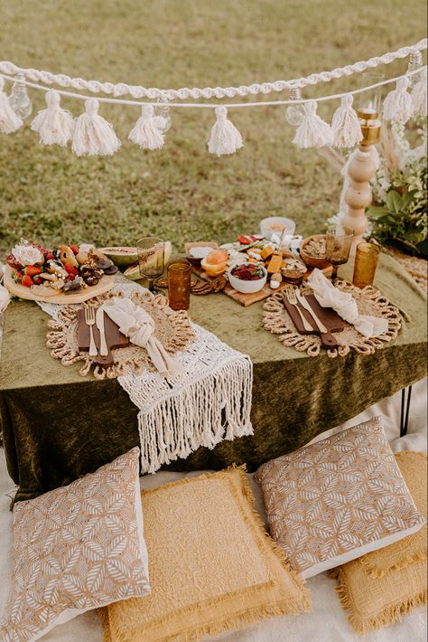 Vegan picnic, vegan charcuterie, boho picnic Dreamy Picnic, Sisters Of The Moon, Picnic Spread, Moon Circle, Sacred Circle, Picnic Aesthetic, Hawaii Party, A Picnic, Cali