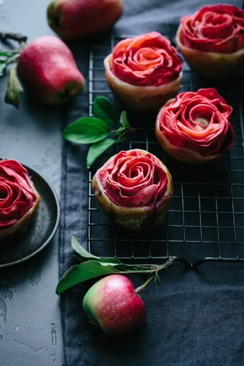 Rose Pastry, Event Desserts, Western Desserts, Rose Tart, Mascarpone Tart, Sweet Puff Pastry, Apple Rose Tart, Apple Tarts, Magic Food