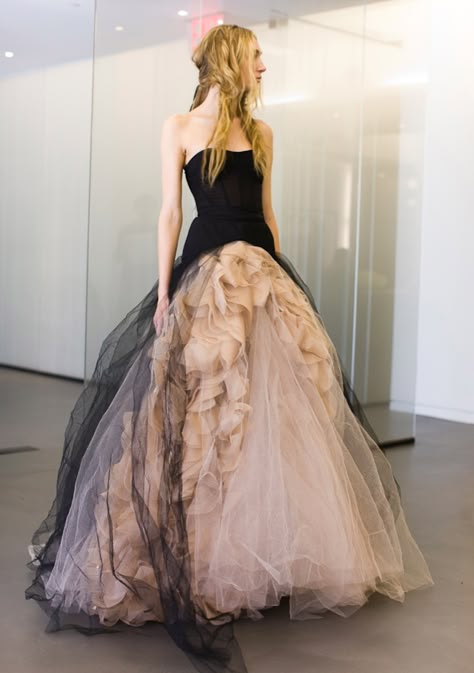 Prom Dresses Designers, Vampy Dress Gowns, Vera Wang Black Wedding Dress, Vera Wang Fashion, Vera Wang Dress Evening, Vera Wang Designs, Vera Wang Runway, Vintage Vera Wang, Vera Wang Wedding Dress Vintage