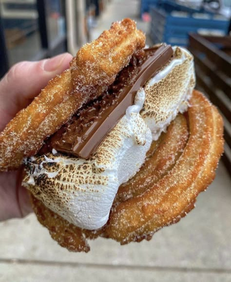 Churro Smores, Churro Desserts, Bakery Decoration, Date Food, Nutella Recipes Easy, Junk Food Snacks, Chicago Food, Yummy Comfort Food, Sweet Snacks Recipes