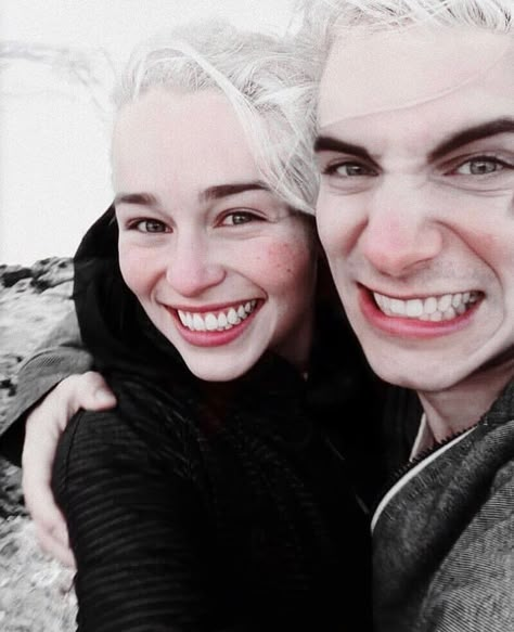 Daenerys Targaryen And Viserys, Emilia Clarke Daenerys Targaryen Behind The Scenes, Daenerys Behind The Scenes, Daenerys Targaryen Behind The Scenes, Emilia Clarke Behind The Scenes, Daenerys X Jon, Daenerys And Viserys, Viserys And Daenerys, Jon Snow Daenerys Targaryen