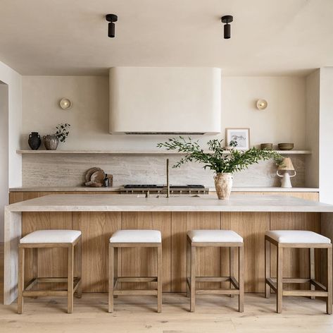 Rangehood Kitchen Design, Styl Hampton, Marble Bar, Coastal Interiors Design, Warm Interior, Coastal Kitchen, Wood And Marble, Bar Seating, Design Minimalist