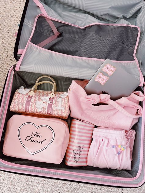 Victorias Secret 2014 Aesthetic, Suitcase Victoria Secret, Pink Packing Aesthetic, Pink Suitcase Aesthetic, Victoria Secret Suitcase, Victoria Secret Luggage, Packing Suitcase Aesthetic, Pink Travel Aesthetic, Travel Suitcase Packing