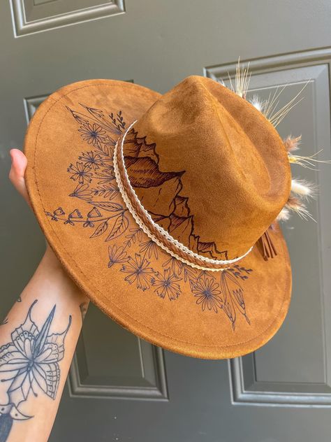 Everything you see in the photo comes with the hat. (Accessories MAY vary slightly due to supply)  Hats are adjustable with an inner headband and fit head sizes 18"-24". Custom Burned Hats, Cowgirls Hats, Hat Burning Designs, Burning Hats, Felt Hats For Women, Boho Dried Flowers, Burned Hats, Colorado Nature, Cowboy Hat Design