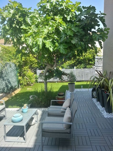 Modern garden, front yard Mlle C. Bo #garden #terrasse #ikea #runnen Runnen Ikea Ideas Balcony, Runnen Ikea Balkon, Ikea Runnen Ideas, Ikea Runnen Decking, Runnen Ikea Ideas, Ikea Decking, Ikea Runnen, Spanish Patio, Decks Ideas