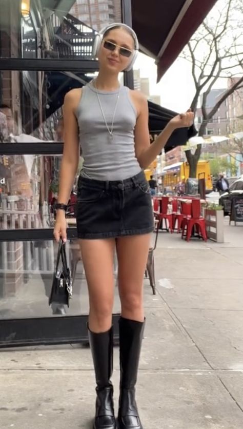 Black Micro Mini Skirt Outfit, Black Denim Skirt Outfit Ideas, Black Jean Mini Skirt Outfit, Black Jorts Outfit Women’s, Black Denim Mini Skirt Outfit, Parachute Skirt Outfit, Black Jean Skirt Outfit, Jean Mini Skirt Outfit, Mini Shorts Outfit