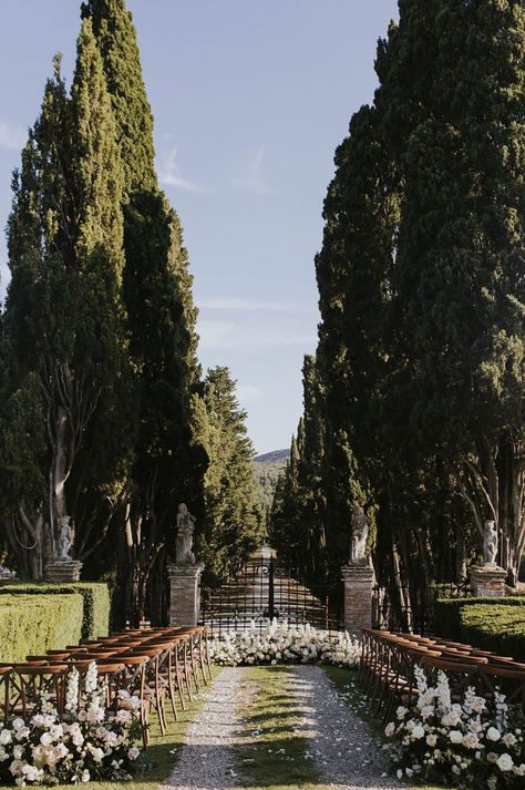 Borgo Stomennano Outdoor wedding ceremony Married In Italy, Italian Weddings, Getting Married In Italy, Wedding In Italy, Under The Tuscan Sun, Wedding Money, Italian Garden, Aisle Decor, Tuscany Wedding