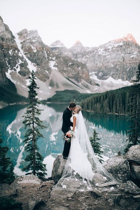 10 Perks Of A Winter Wedding - Modern Wedding Winter Mountain Wedding, Mountain Wedding Photos, Winter Wedding Photos, Wedding Ceremony Ideas, Mountain Wedding Venues, Aline Wedding Dress, Winter Wedding Inspiration, Wedding Winter, Wedding Dresses Satin