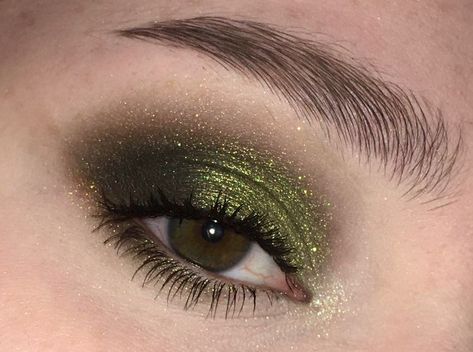 Green Eyeshadow On Green Eyes, Green Birthday Makeup, Prom Green Makeup, Olive Green Eye Makeup, Simple Green Eye Makeup, Green And Gold Eyeshadow, Olive Green Eyeshadow, Matte Make Up, Green Eyeshadow Look