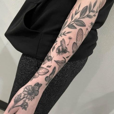 Garden Tattoos, Patchwork Tattoo, Bug Tattoo, Plant Tattoo, Cute Little Tattoos, Dope Tattoos For Women, Memorial Tattoo, Tattoo Parlors, Hand Tattoo