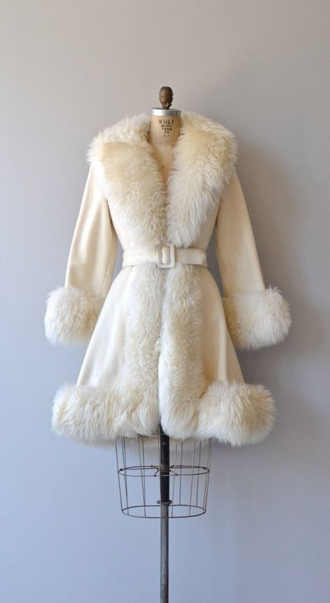 Mode Mantel, Princess Coat, Retro Mode, White Coat, White Fur, White Faux Fur, 1960s Fashion, Fur Fashion, Vintage Coat