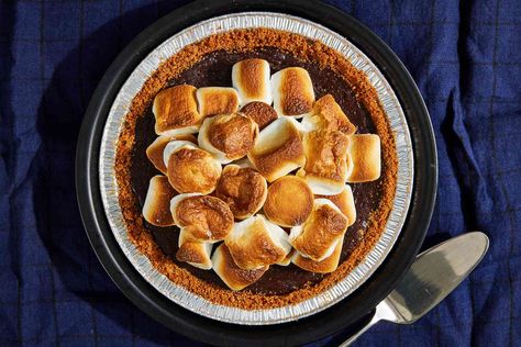 A grilled s’mores pie with chocolate ganache, toasted marshmallows, and a graham cracker crust. Grilled Smores, Smores Pie, Leftover Pie, Grilled Recipes, Grilled Desserts, Ceramic Grill, Toddler Craft, Sweetened Whipped Cream, Winter 23