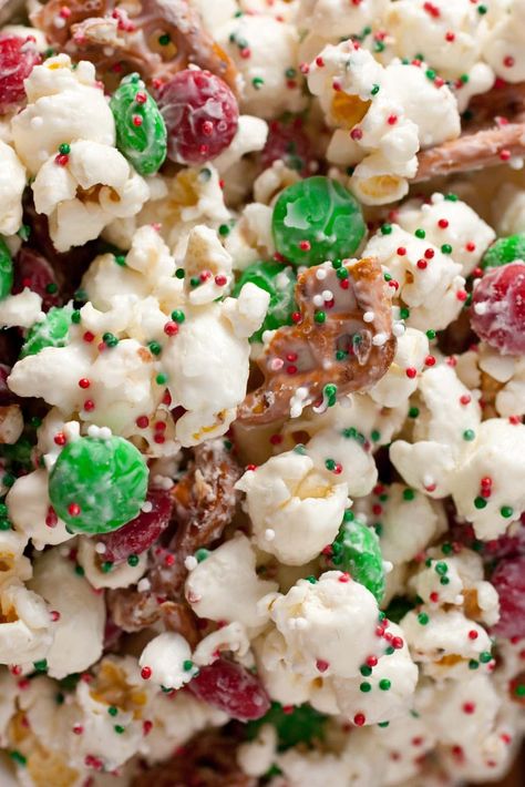 Chez Mix, Funfetti Popcorn, Popcorn Christmas, Christmas Crunch, Christmas Yummies, Christmas Popcorn, Candy Popcorn, Winter Treats, Popcorn Recipes