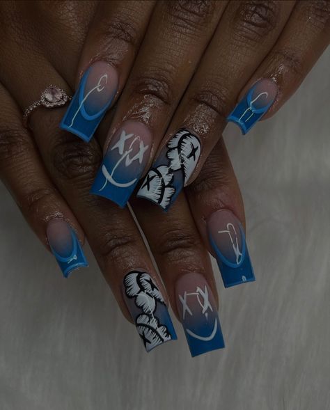 Nail Ideas Baddie Short, Light Blue Gel Nails Design, 21st Birthday Nails Blue, Blue And White Christmas Nail Designs, Short Acrylic Nails Blue Design, Baddie Nail Designs Blue, Blue Nails For Birthday, Blue Flowers Nails Design, Aires Birthday Nails