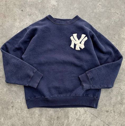 New York Yankees Outfit, Black Athleisure Outfits, Sporty Fall Outfits, Yankees Outfit, Chic Athleisure Outfits, Athleisure Capsule Wardrobe, Fall Sweatshirt Outfit, Yankee Fitted, Athleisure Outfits Summer