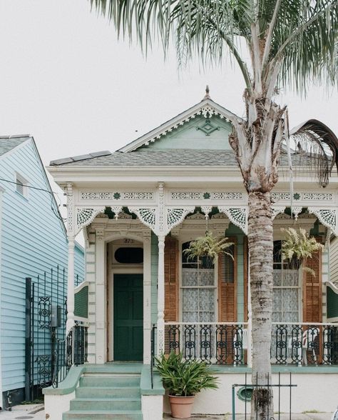 New Orleans House Exterior, New Orleans Style Homes, New Orleans Architecture, Florida Cottage, Creole Cottage, Architecture Unique, Shotgun House, Rose House, Cottage Floor Plans