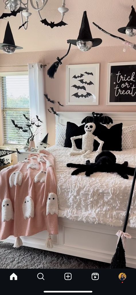 Halloween Decorations Indoor Bedroom, Halloween Decor For Bedroom, Halloween Bedroom Decor, Spooky Chic, Teen Halloween, Halloween Bedroom, Halloween Pink, Easy Diy Room Decor, Halloween Room Decor