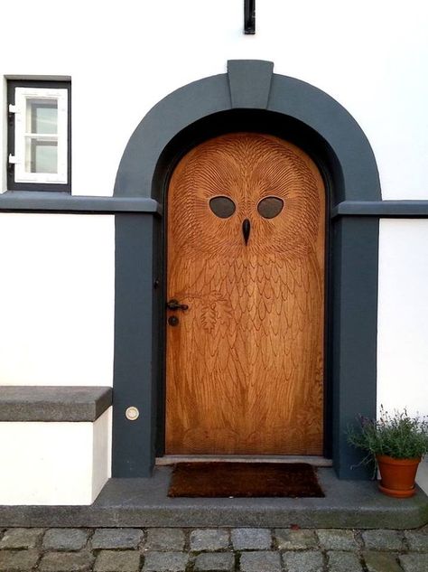 This door in the shape of an owl is in Hellerup just outside Copenhagen. From author Frans de Waal Facebook page. Wooden Door Entrance, Owl Door, Front Door Entrance, Room Door Design, Old Door, Beautiful Doors, Entrance Doors, Door Knockers, Diy Home Improvement