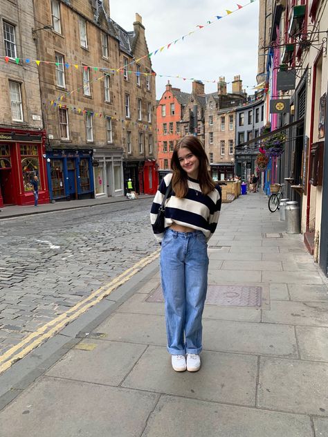 Travelling Europe Outfits, Vacation Outfits London, Outfit Inspo For London, Summer In London Aesthetic Outfits, Cute London Outfits Summer, Wales Outfit Ideas, Scotland Outfit Ideas Summer, Study Abroad Outfits Europe Spring, London Looks Summer