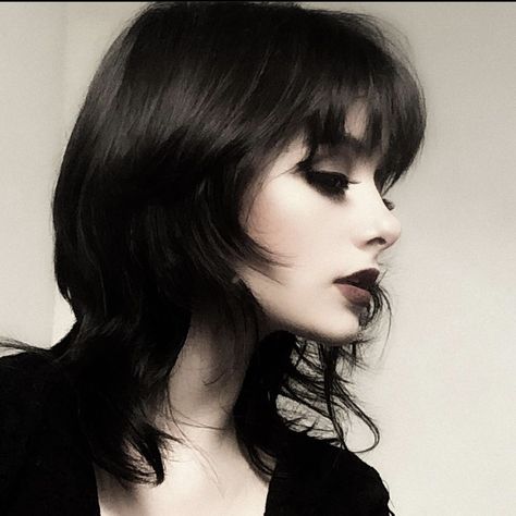 Vampire Girl Hairstyles, Goth Aesthetic Hairstyle, Feminine Layered Hair, Edgy Short Hair With Bangs, Goth Haircuts For Round Faces, Vampire Goth Hairstyles, Black Bob Aesthetic, Vampire Bangs Short Hair, Vampire Haircut