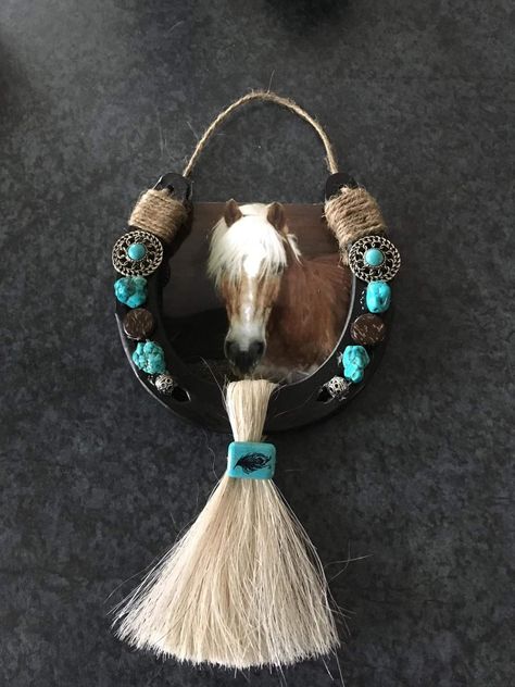 Horse Shoe Art Projects, Ideas With Horse Shoes, Things To Make With Horse Hair, Horse Collar Mirror, Horse Hair Crafts Diy, Horse Hair Ideas Memorial Diy, Horse Remembrance Ideas, Diy Horse Gifts Ideas, Diy Horseshoe Crafts Projects