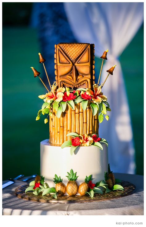 Hawaiian Luau Tiki Wedding Cake Tiki Cake, Hawaiian Wedding Cake, Tiki Wedding, Hawaiian Cake, Tropical Wedding Cake, Hawaiian Luau Party, Luau Wedding, Fiesta Tropical, Luau Birthday