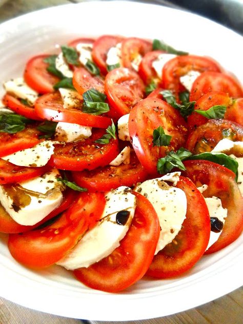 Tomato Benefits, Mozzarella Appetizers, Salad Tomato, Mozzarella Recipes, Mozzarella Salad, Buffalo Mozzarella, Grape Salad, Tomato Tart, Tomato Mozzarella