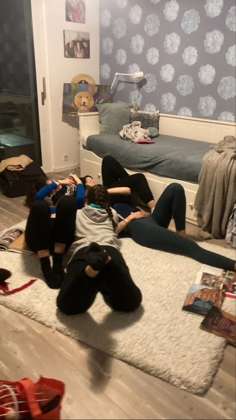 #sleepover #bestfriends #friends Sleepover Snap, Monthly Pictures, Monthly Baby Pictures, Snap Snapchat, Snap Friends, Cute Friend Photos, No Face, Fake Pictures, Black Socks