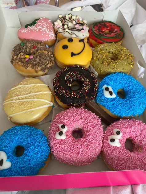 Food Dessert Aesthetic, Donut Decorating Ideas, Kue Macaroon, Donut Ideas, Dessert Aesthetic, Dr Food, Pastel Cupcakes, Starbucks Coffee Drinks, Colorful Desserts